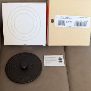 Le Creuset Black Silicone Universal Lid with Knob - Matte Black